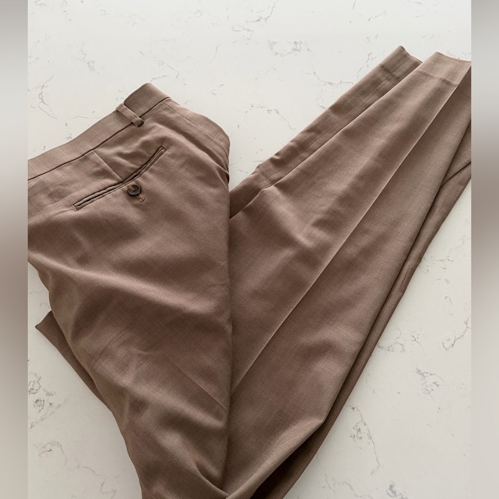 Jos A Banks tailored fit men’s pants! 40 x 30. Tan color.